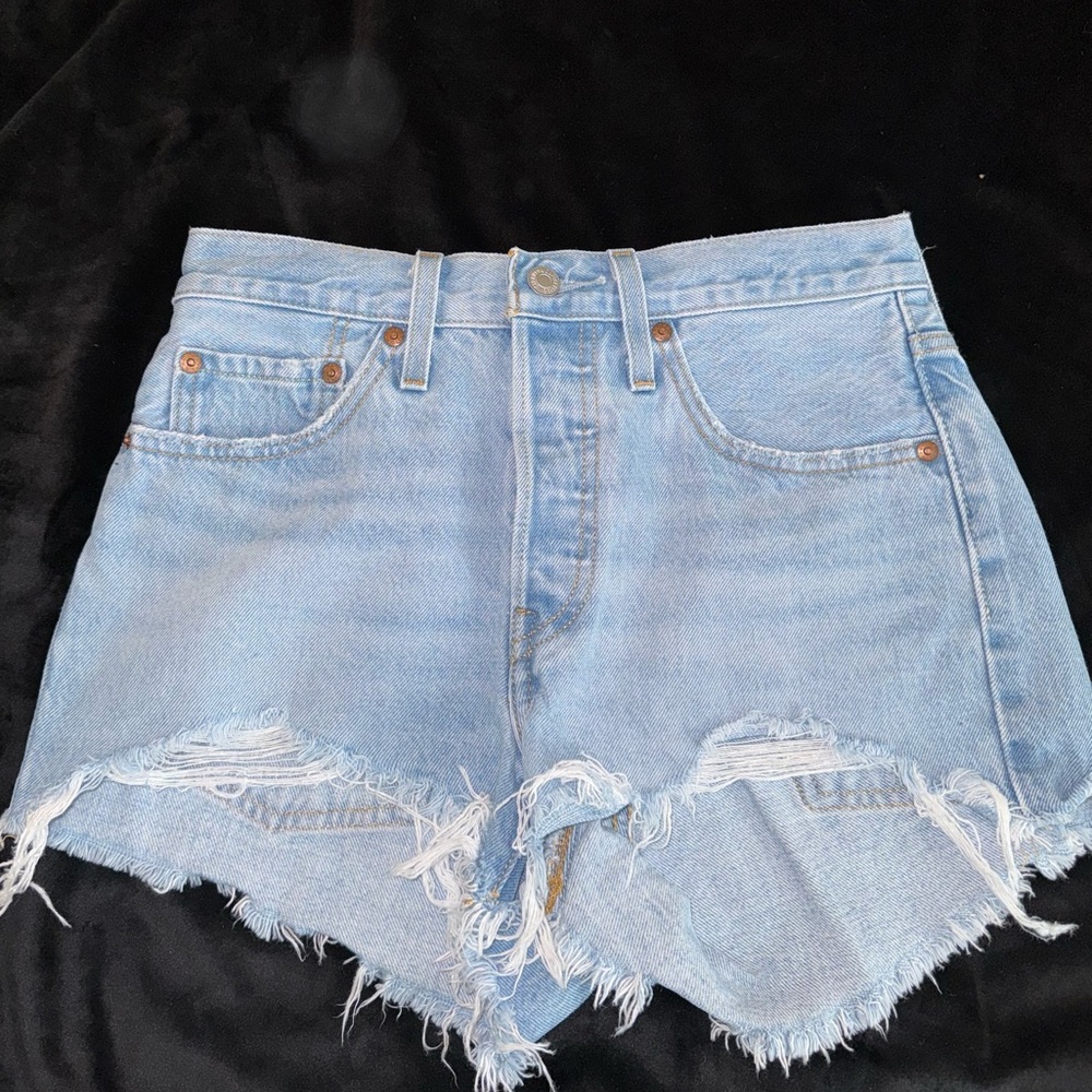 LEVI’S DENIM SHORTS